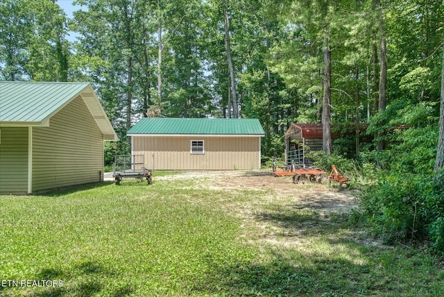 view of yard with an outdoor structure