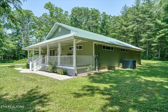 view of front facade with a front yard and a porch