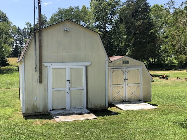 view of outdoor structure with a yard