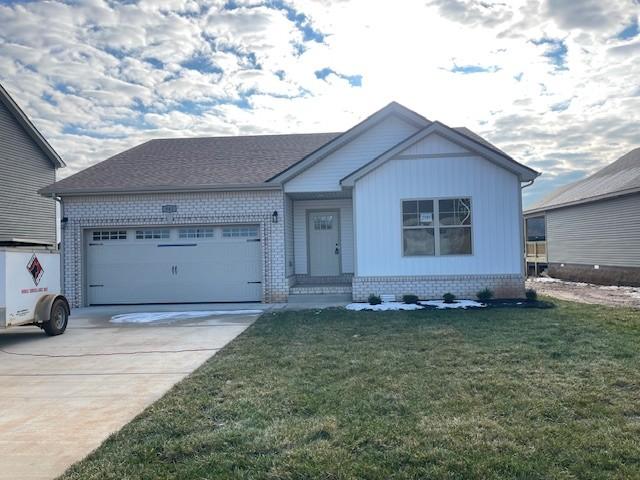 view of front of home featuring a garage and a front yard