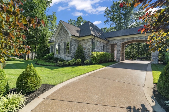 view of front of property featuring a front lawn