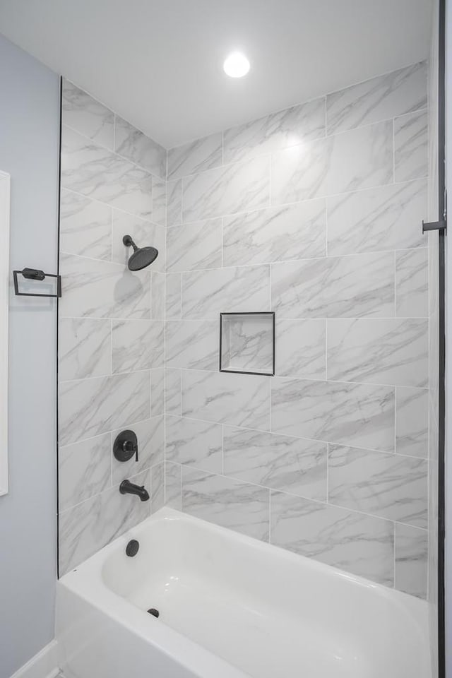 bathroom featuring tiled shower / bath