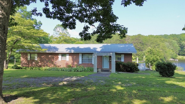115 Lake Shore Dr, Pikeville, TN 37367 - ranch-style home featuring a front lawn, brick siding, and metal roof