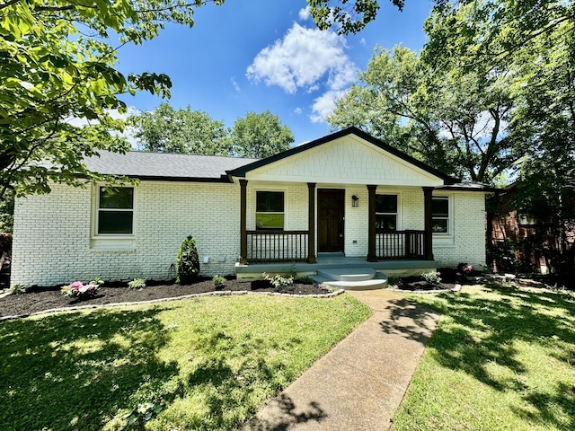 view of front of property featuring a front lawn and a porch