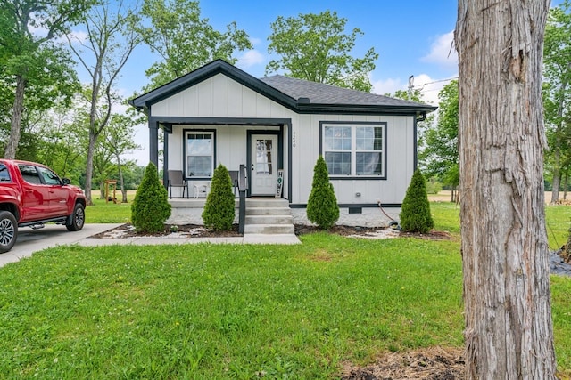 view of front of house with a front lawn and covered porch