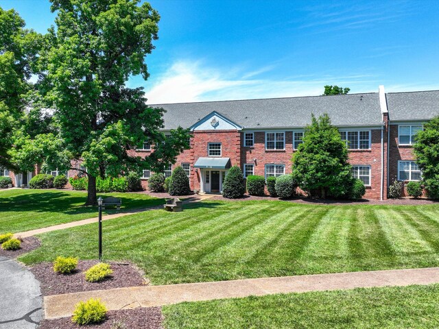 view of front of home featuring a front lawn