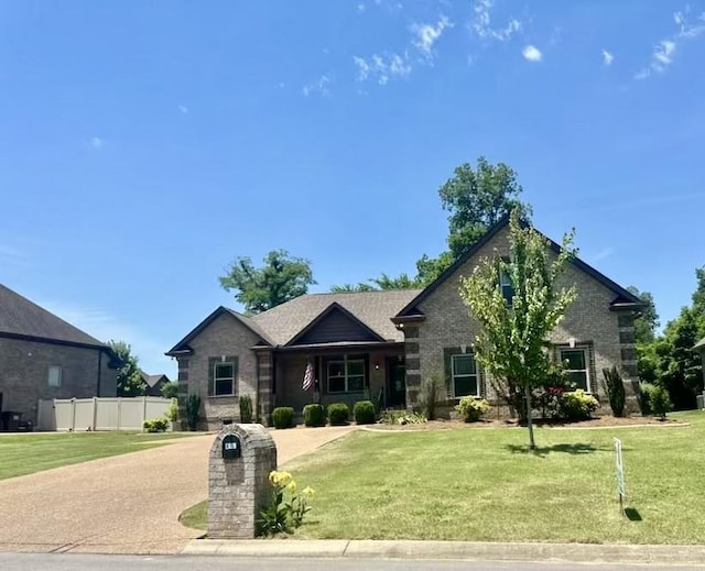 view of front of house featuring a front yard