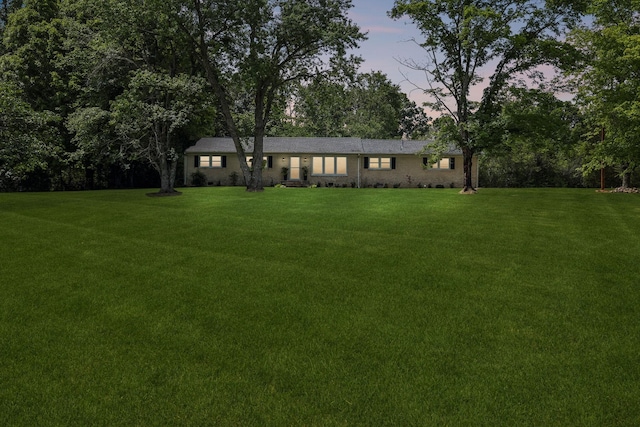 view of yard at dusk