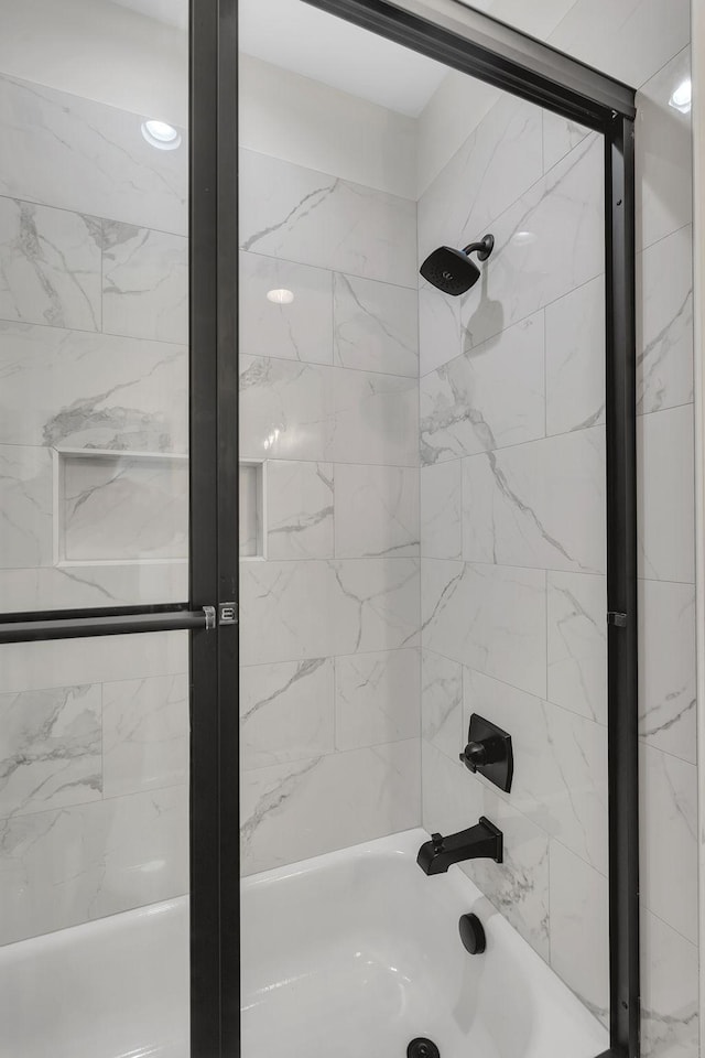 bathroom featuring tiled shower / bath combo