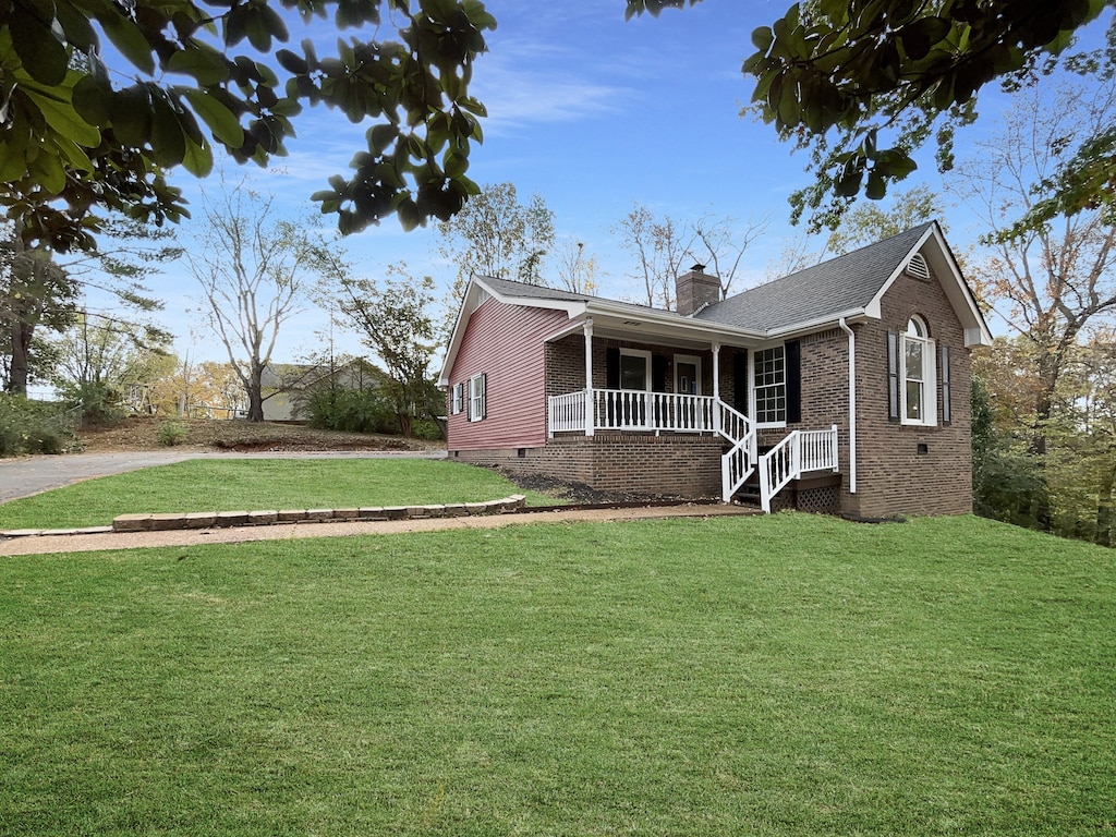 view of front facade featuring a front yard and covered porch