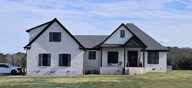 view of front of home featuring central AC unit and a front yard