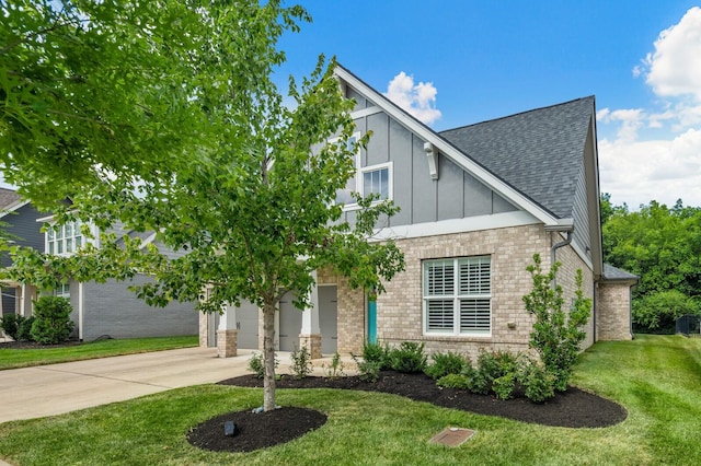 view of front of home featuring a front yard and a garage