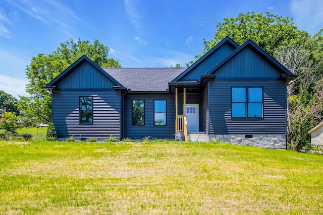 view of front of property featuring a front lawn