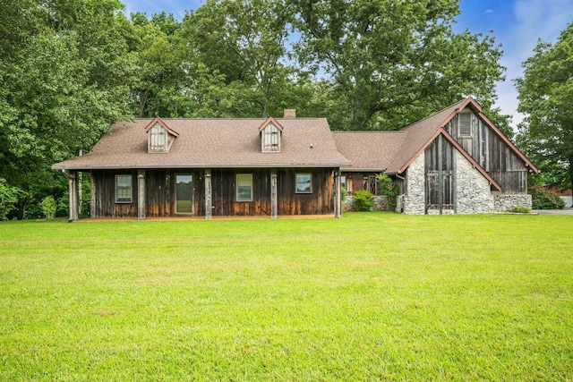 view of front of property featuring a front lawn