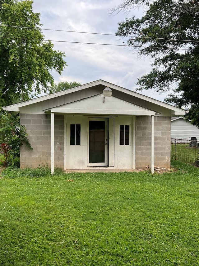 view of front of house featuring a front yard