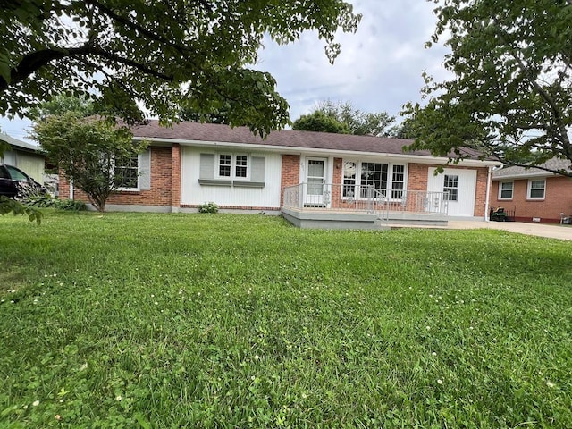 single story home with a front lawn