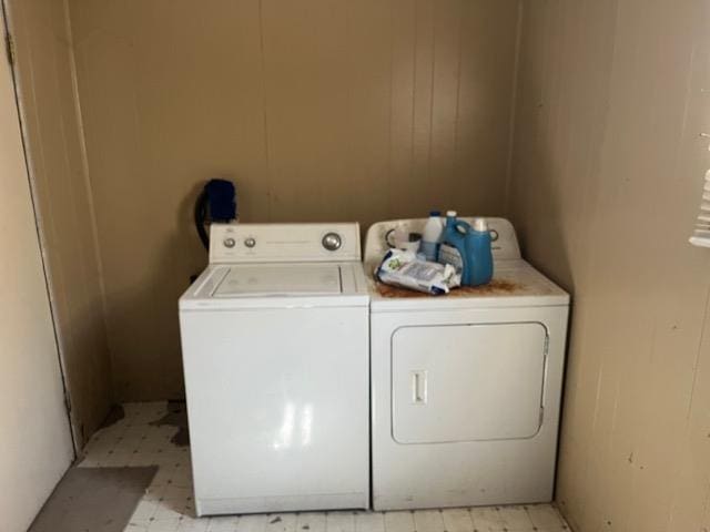 laundry room with washing machine and clothes dryer