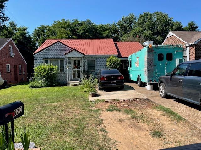 view of front of home featuring a front yard