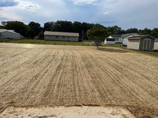 view of yard featuring a shed