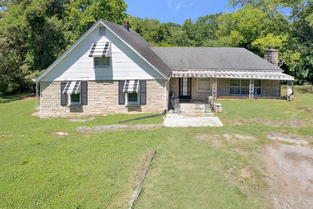 view of front facade with a front lawn and covered porch