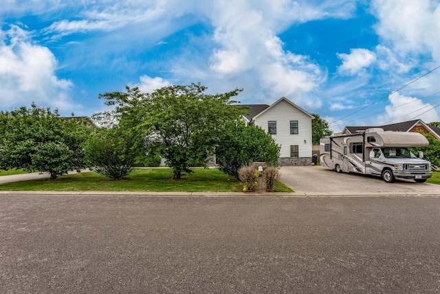 view of front of house featuring a front lawn