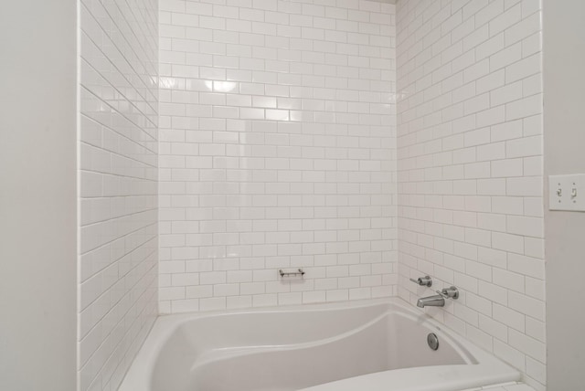 bathroom with bathtub / shower combination