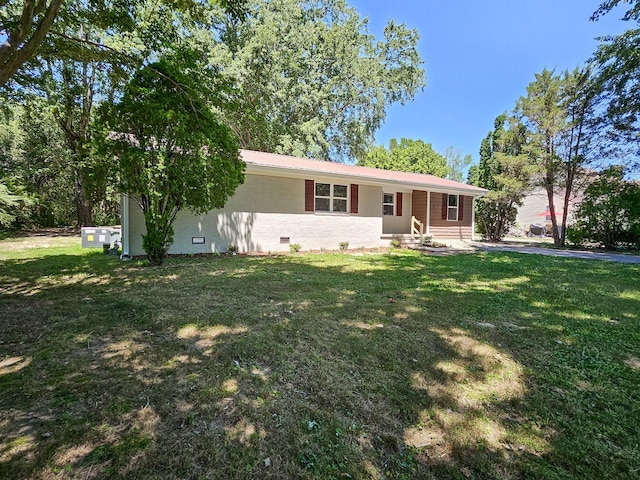 single story home with a front lawn