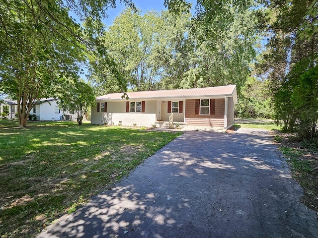 ranch-style house featuring a front lawn