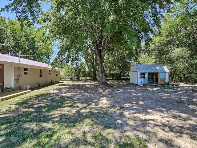 view of yard with a storage shed