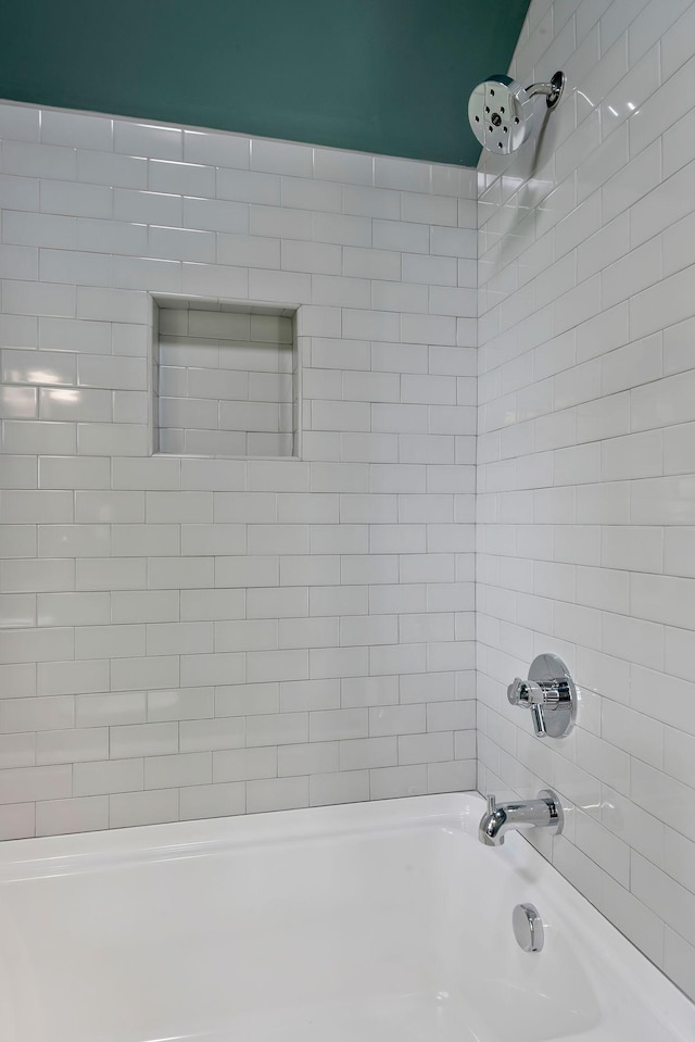 bathroom featuring tiled shower / bath