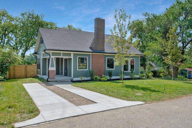 view of front of property featuring a front yard