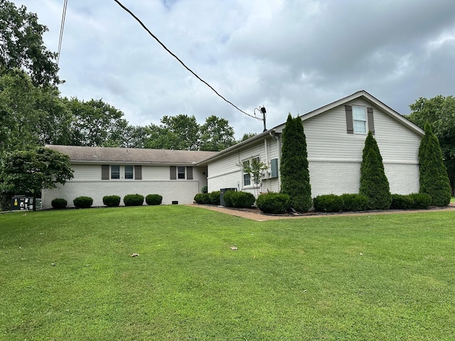 view of front of home featuring a front yard