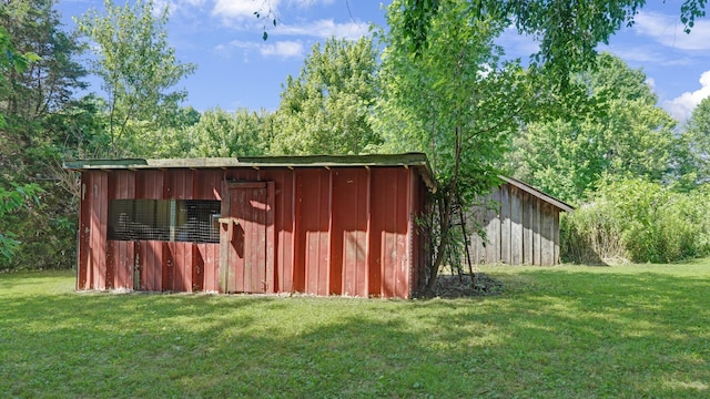 view of outdoor structure featuring a yard