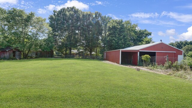 view of yard featuring an outdoor structure