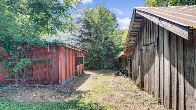 view of yard with an outbuilding