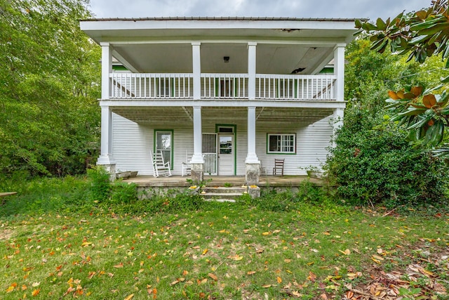 view of front of home featuring a front yard