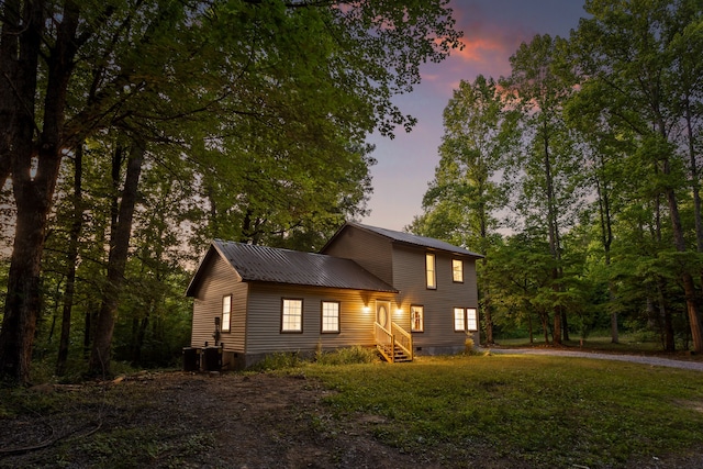 view of front of house featuring a lawn