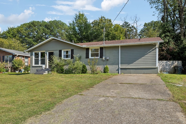 view of front facade featuring a front yard