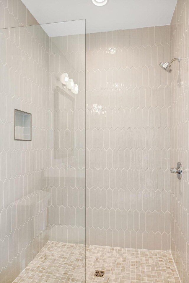 bathroom featuring tiled shower