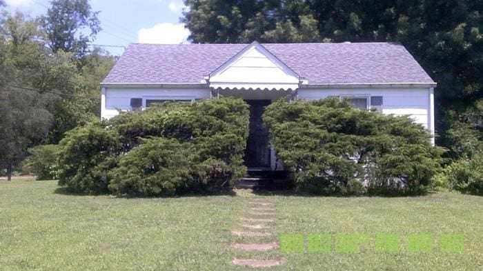view of front of house featuring a front yard