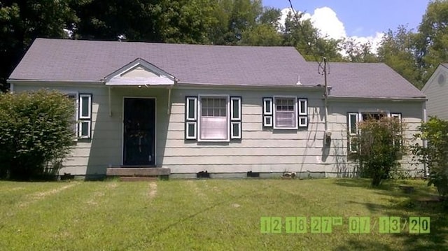 view of front of house with a front lawn