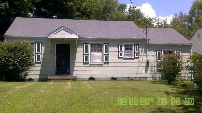 view of front of property with a front lawn