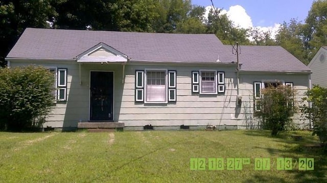 view of front of property with a front lawn