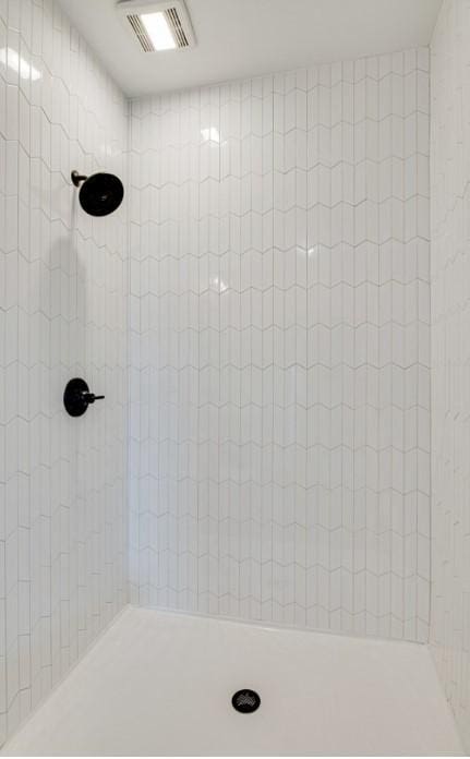 bathroom featuring a tile shower