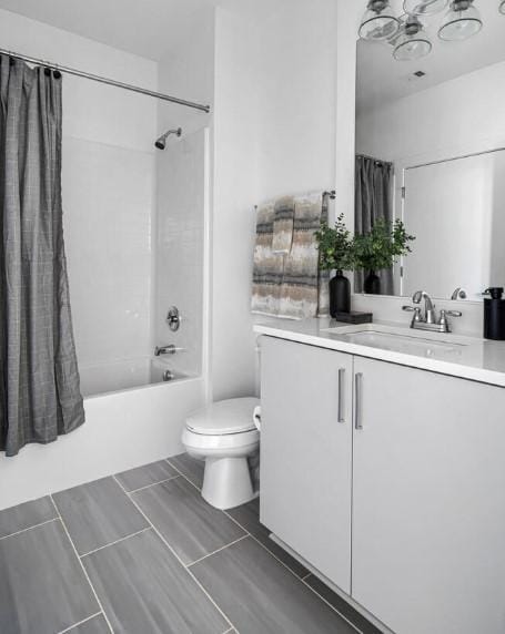 full bathroom with shower / bath combination with curtain, vanity, and toilet