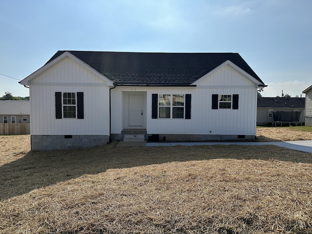 view of front facade featuring a front yard