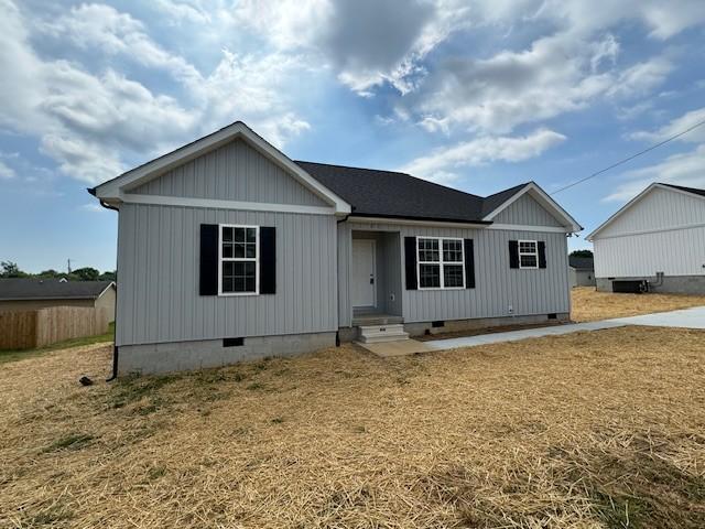 view of front of property with a front yard