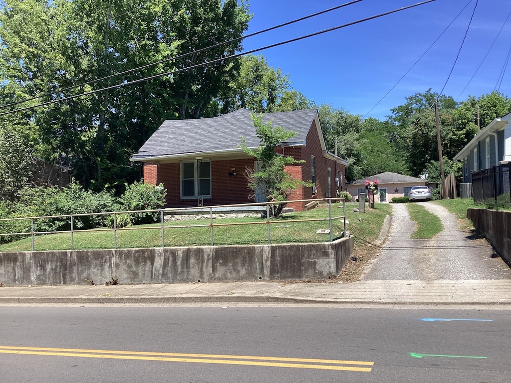 view of front of property with a front lawn