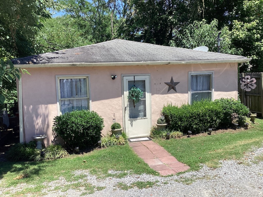 view of front of house with a front yard