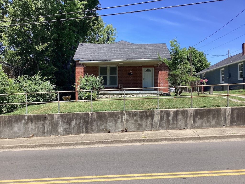 view of front of house with a front yard